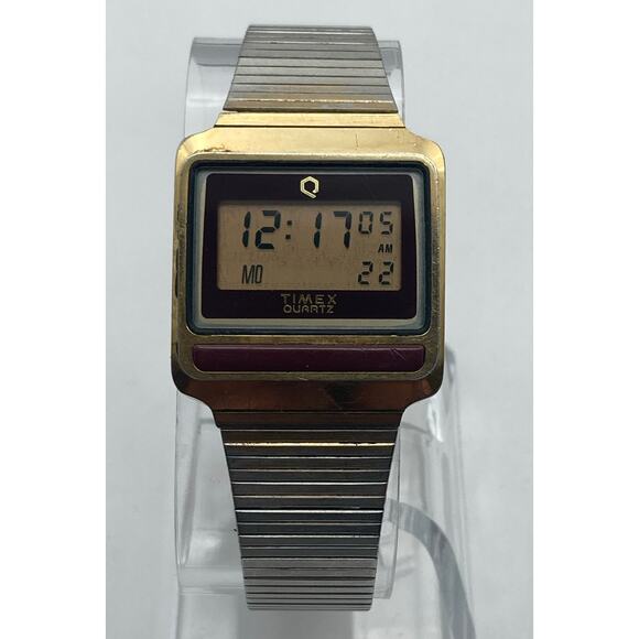 Vintage Timex Q Digital Men's Watch 30mm S Cell Day Date New Battery Command Bar - Picture 2 of 11